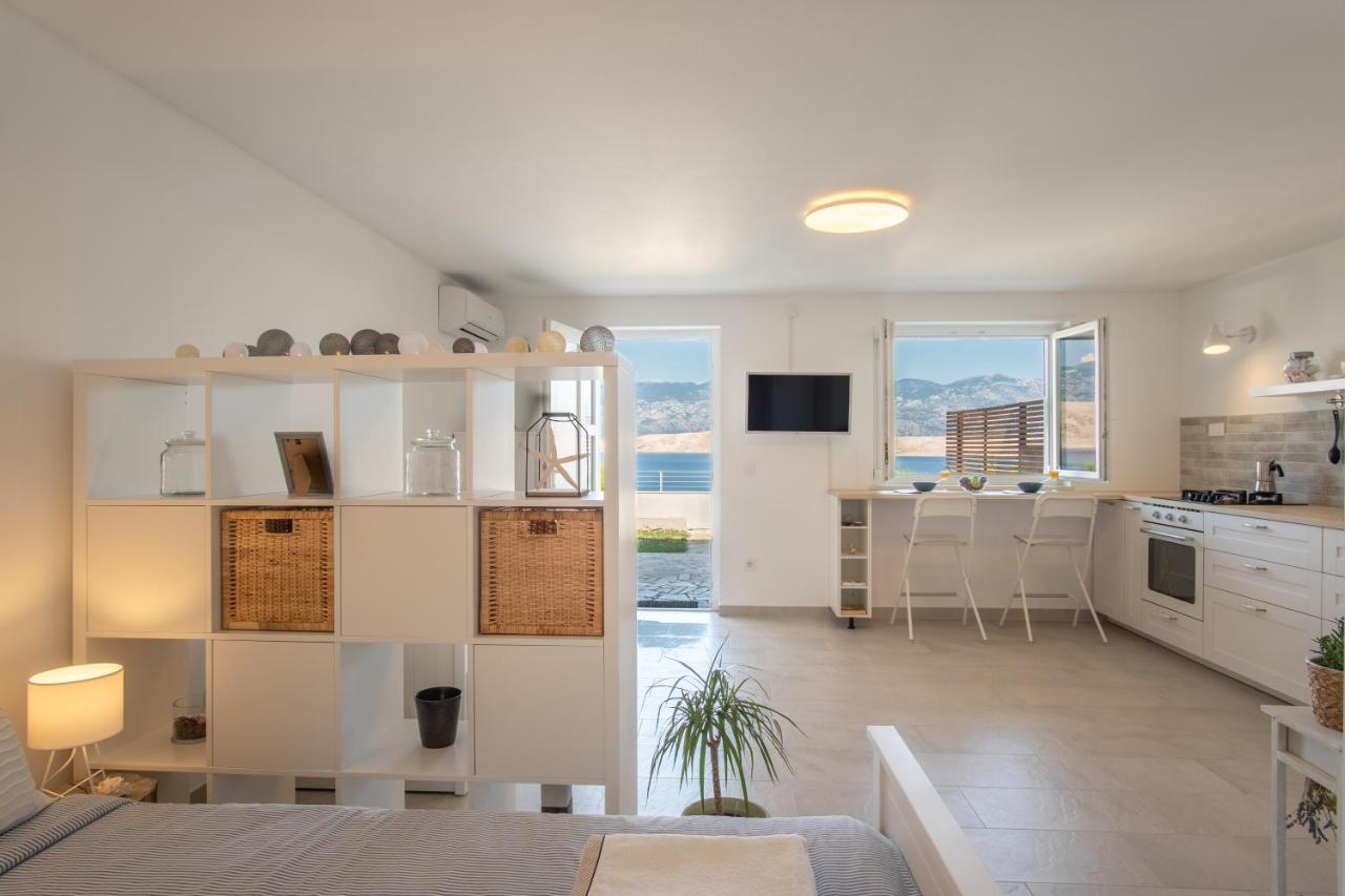 A White Cliffside Studio Pag Town Exteriör bild