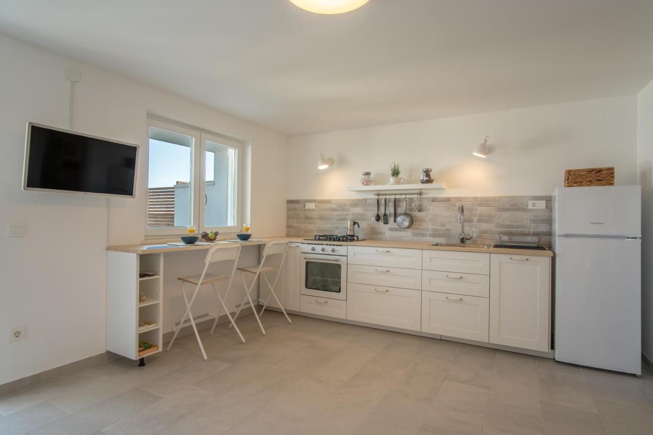 A White Cliffside Studio Pag Town Exteriör bild