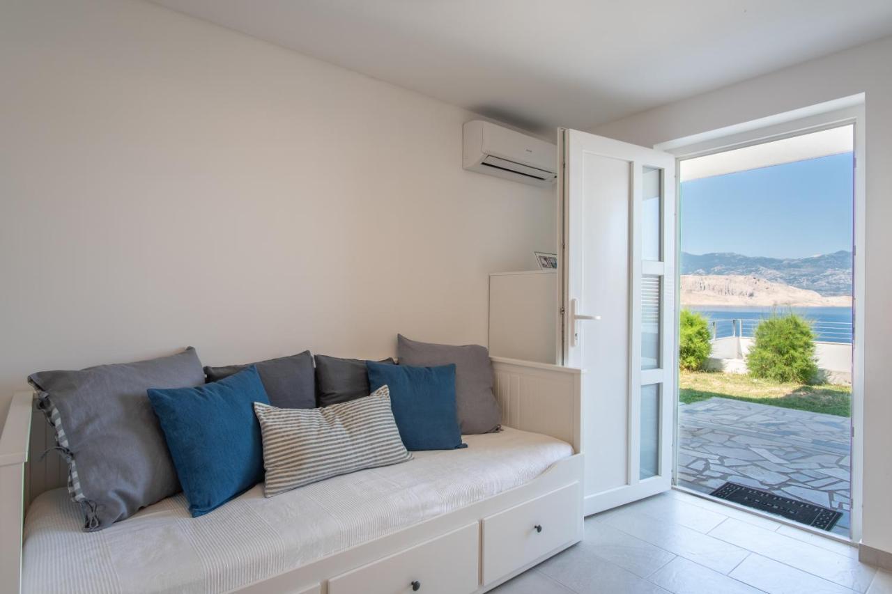A White Cliffside Studio Pag Town Exteriör bild